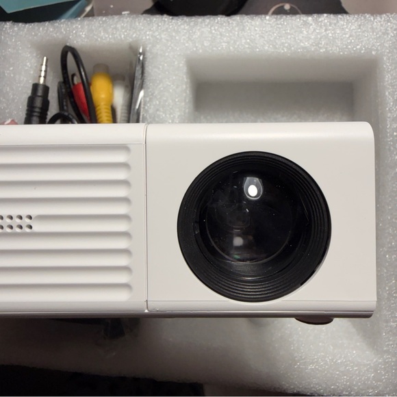 Mini Projector Z1 with Cables - Picture 6 of 6